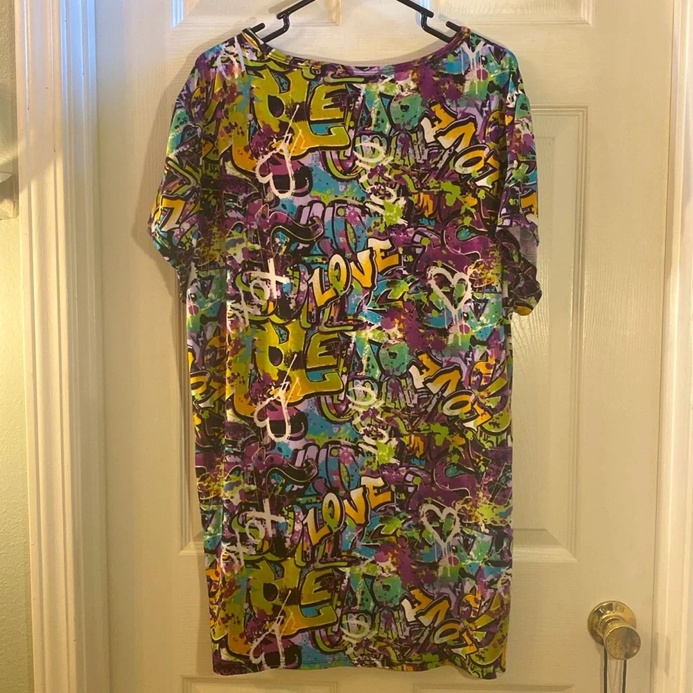 VINTAGE HARLEM Graffiti Love Print High Low Top - Picture 3 of 6